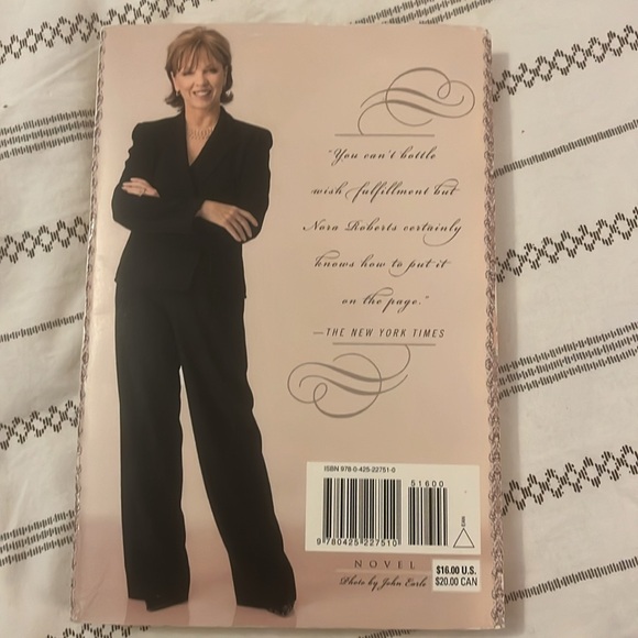 Vision in White (Bride Quartet Book 1) - Nora Roberts - Picture 4 of 4